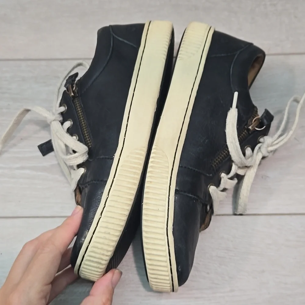 Born Women Black Leather Sneakers with White Laces Shoes Sz 7M